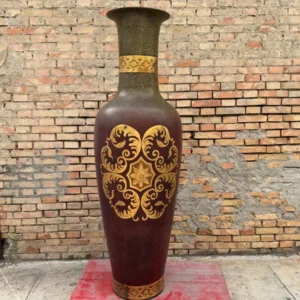 Imponente vaso effetto antico con rivestimento scenografico