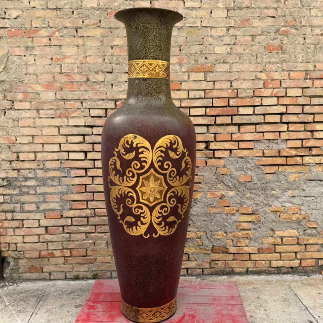 Imponente vaso effetto antico con rivestimento scenografico