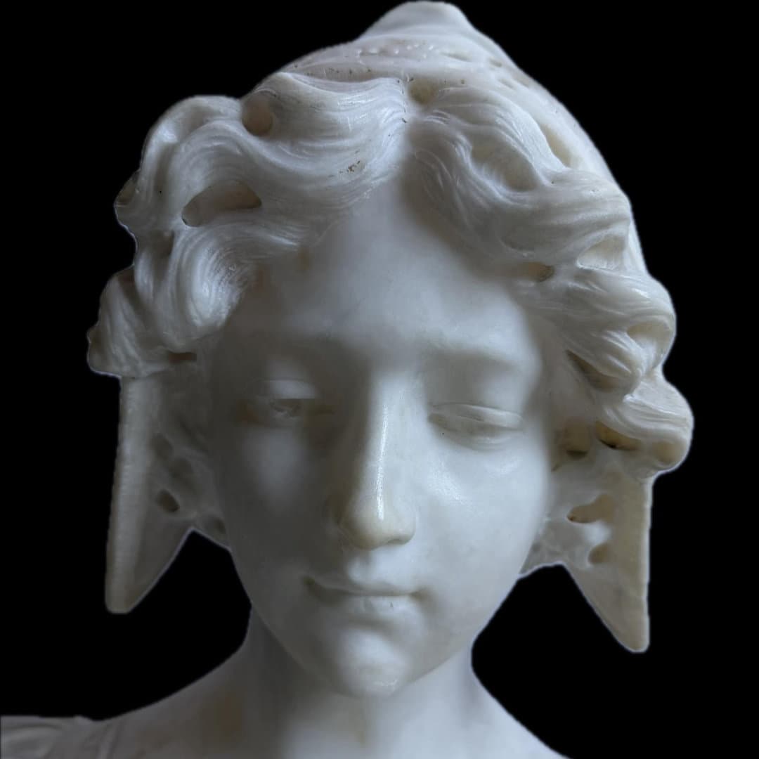 Busto in marmo scolpito figura donna parziale. - immagine 3