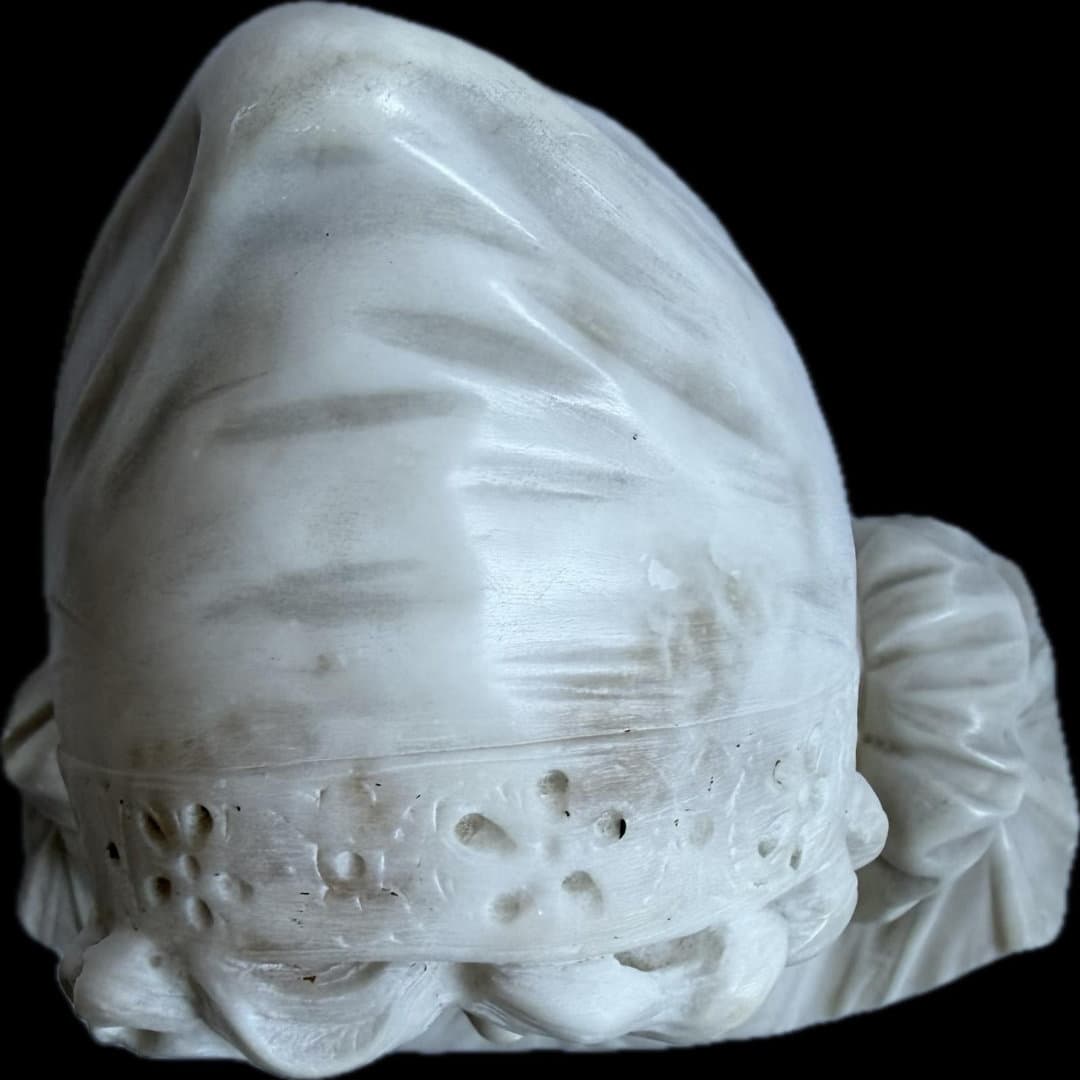 Busto in marmo scolpito figura donna parziale. - immagine 4