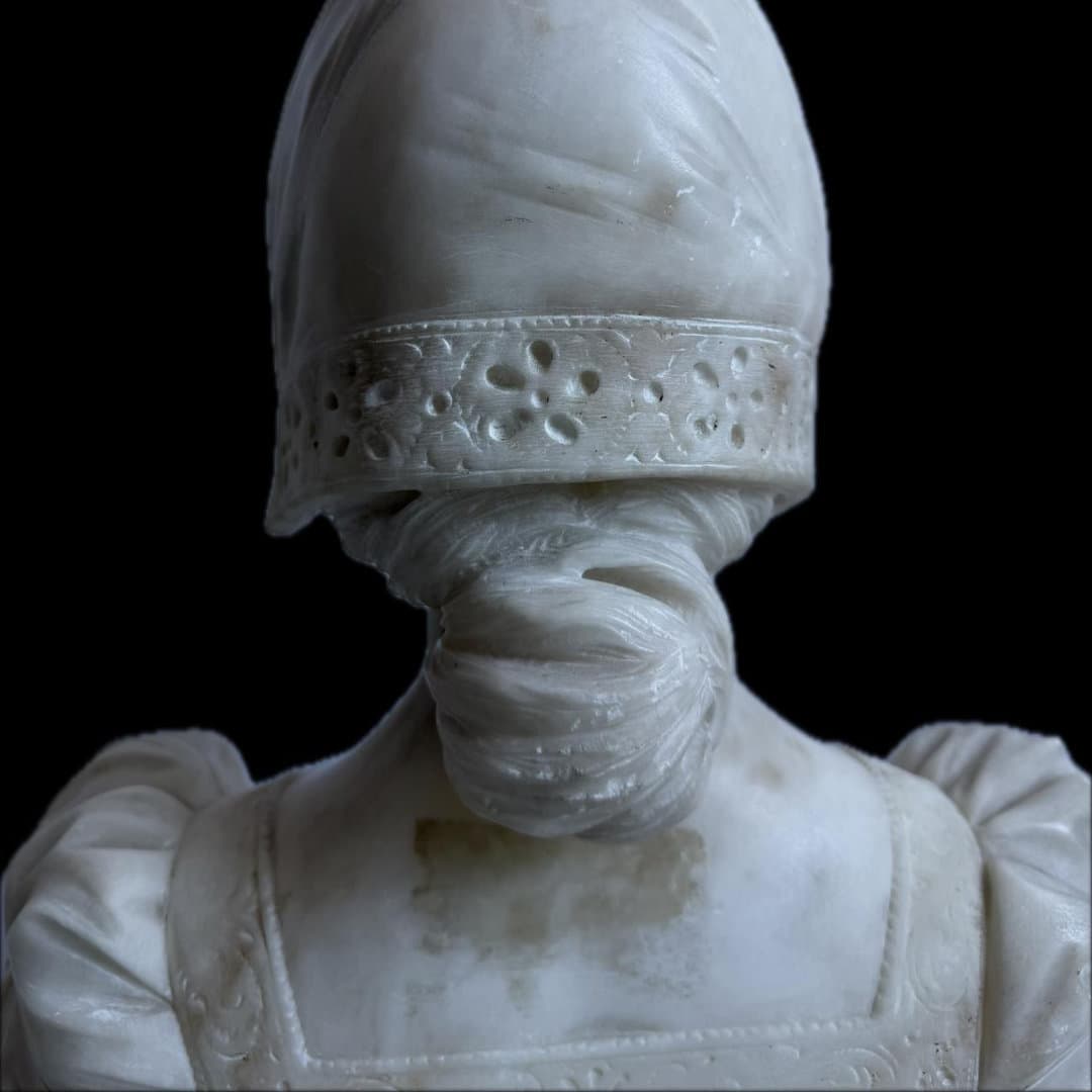 Busto in marmo scolpito figura donna parziale. - immagine 2