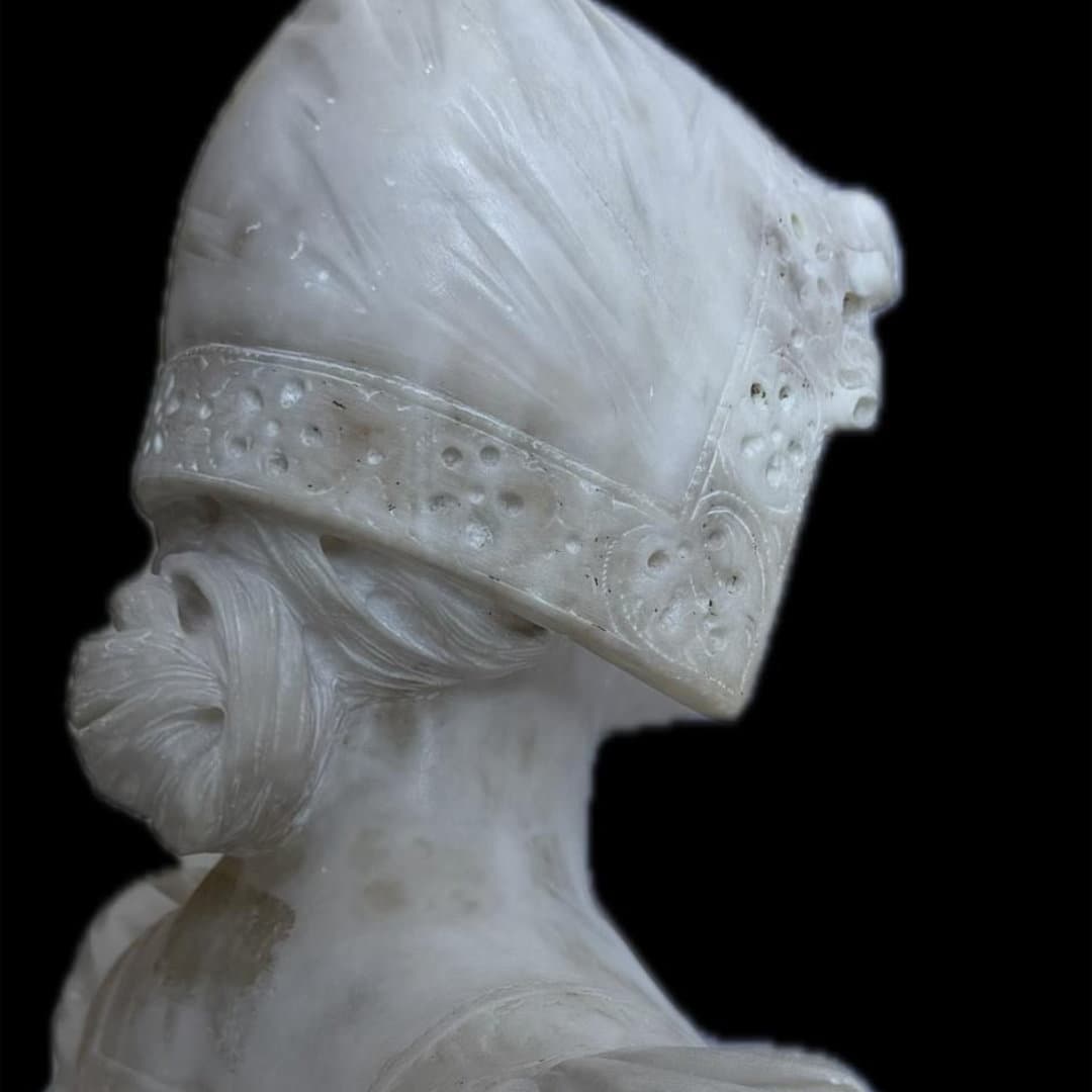 Busto in marmo scolpito figura donna parziale. - immagine 5