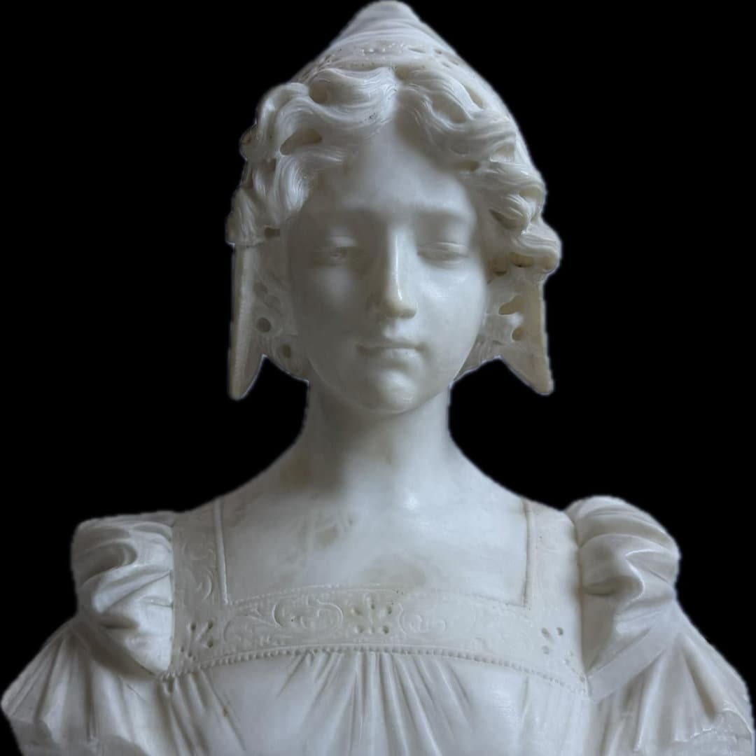 Busto in marmo scolpito figura donna parziale.